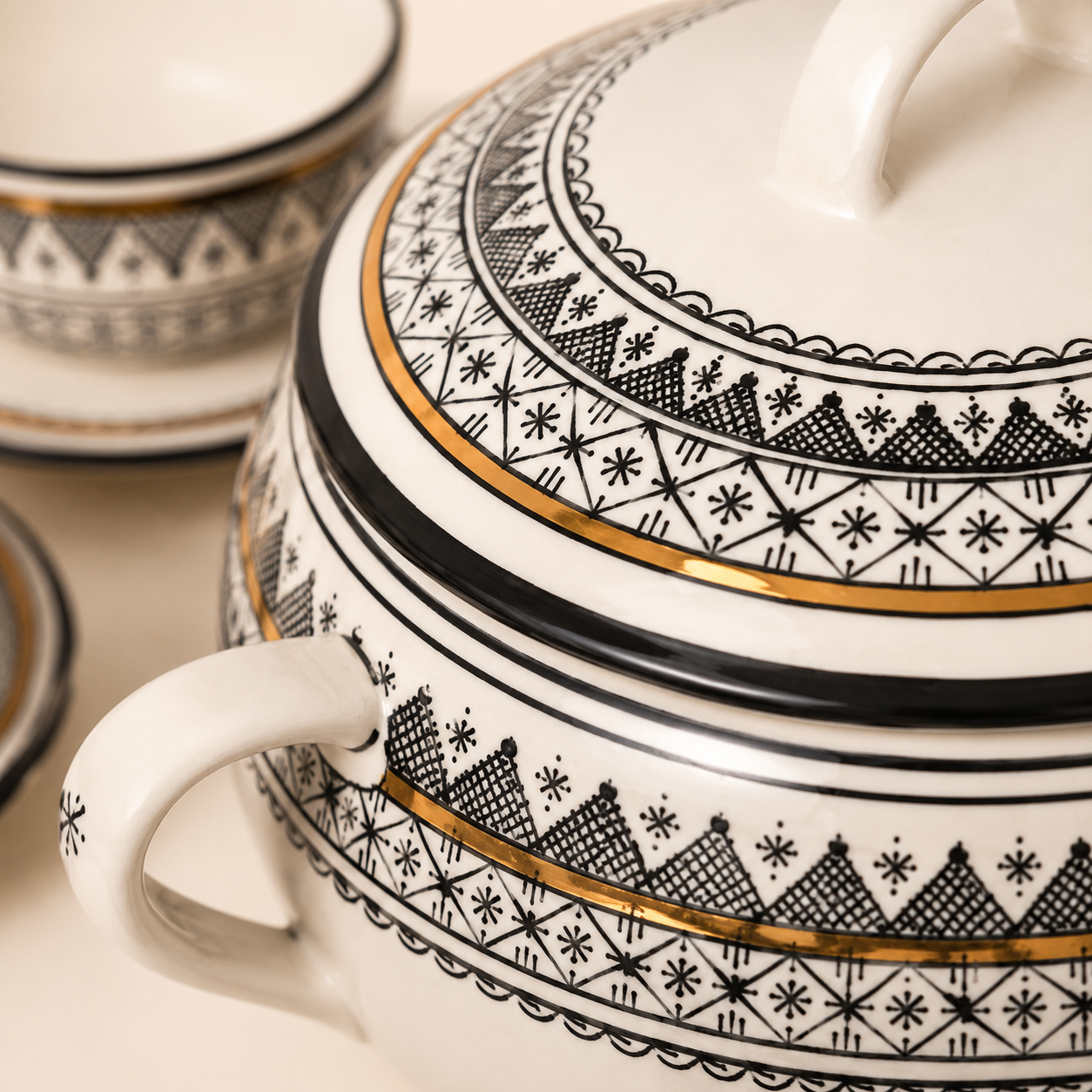 Service à Soupe Motif Berbère Noir et Doré en Argile Blanche