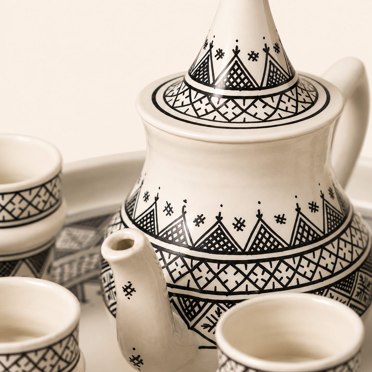 Service à Thé Noir et Blanc Artisanal de Safi – 8 Pièces