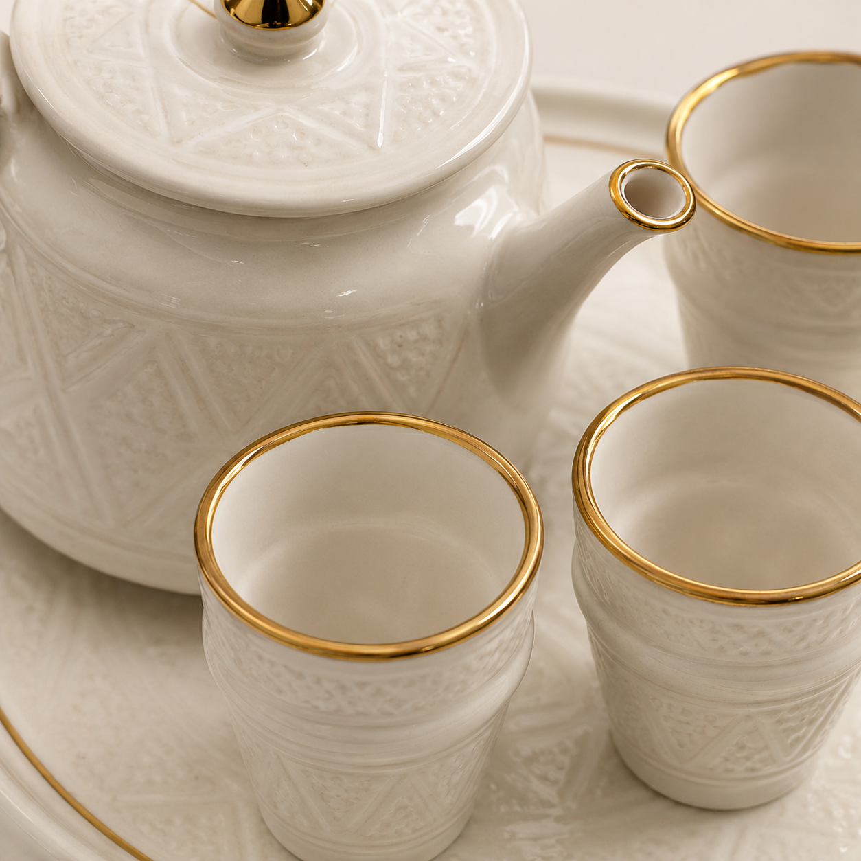 Service à Thé Blanc Perlé Doré Artisanal – 5 Pièces