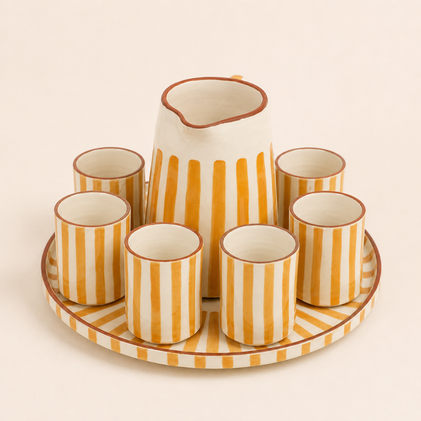 Service de Boissons Motif Rayures Ocre en Argile Blanche