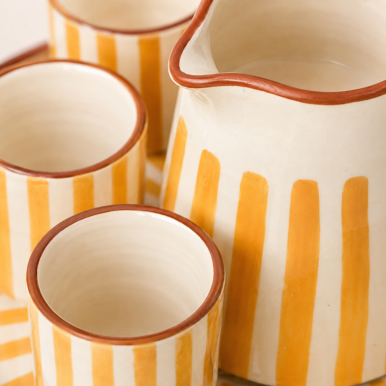 Service de Boissons Motif Rayures Ocre en Argile Blanche