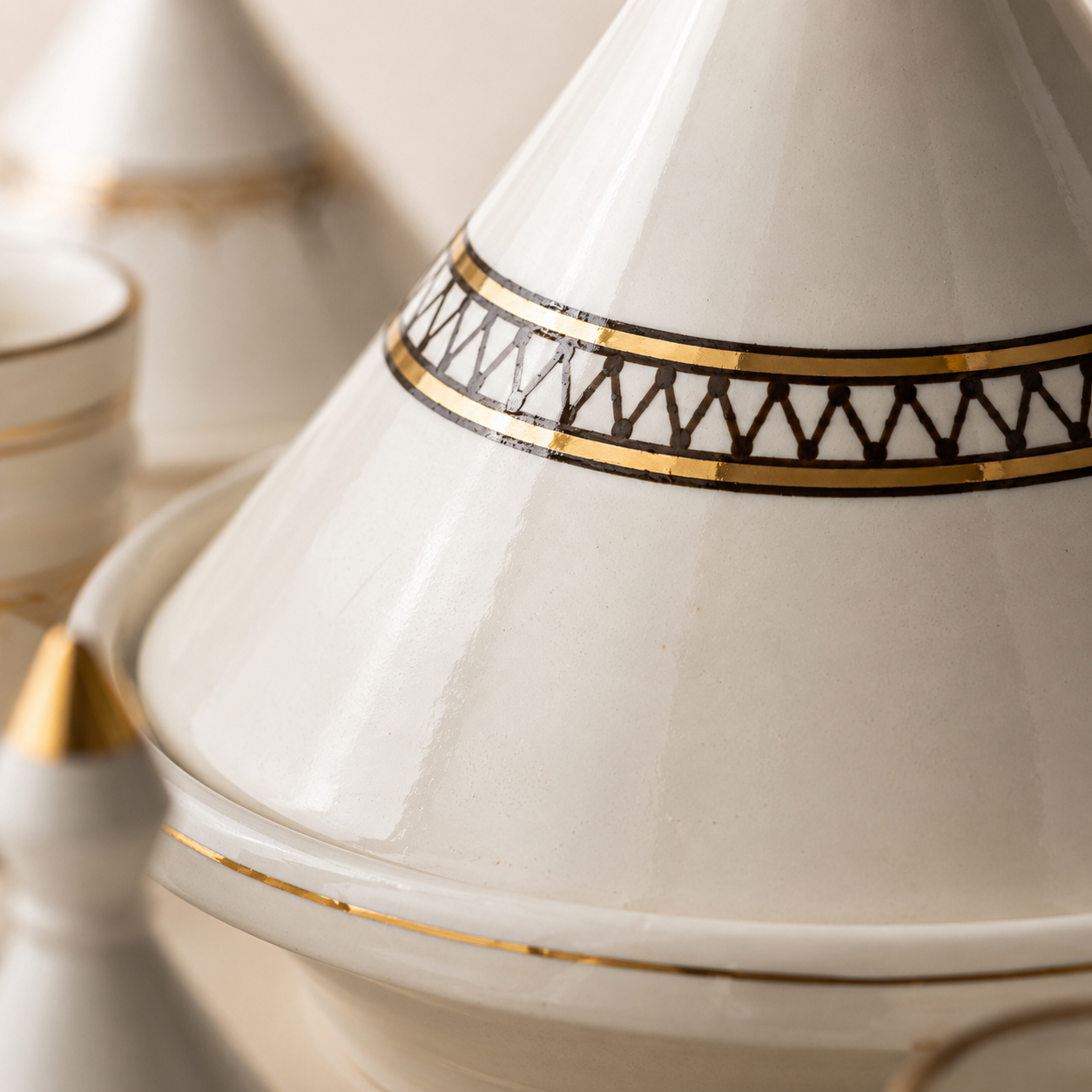 Service Tajines Blanc et Doré Artisanal de Safi – 9 Pièces