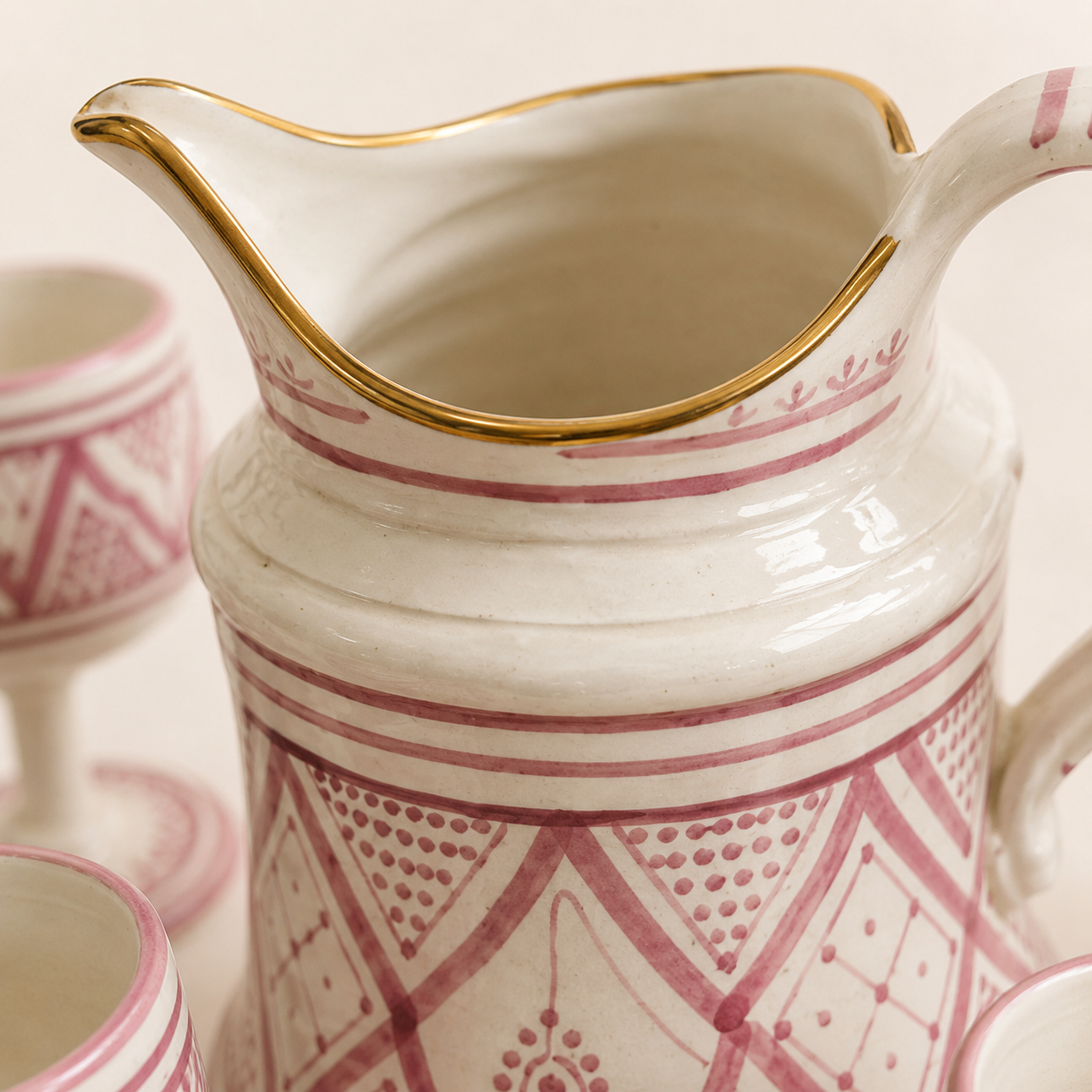 Service de Boissons Motif Berbère Rose en Argile Blanche