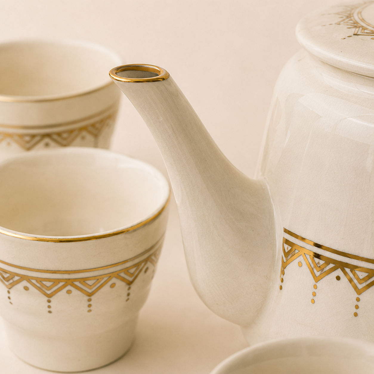 Coffret Théière Dorée Artisanale avec Mini Tagines – 9 Pièces