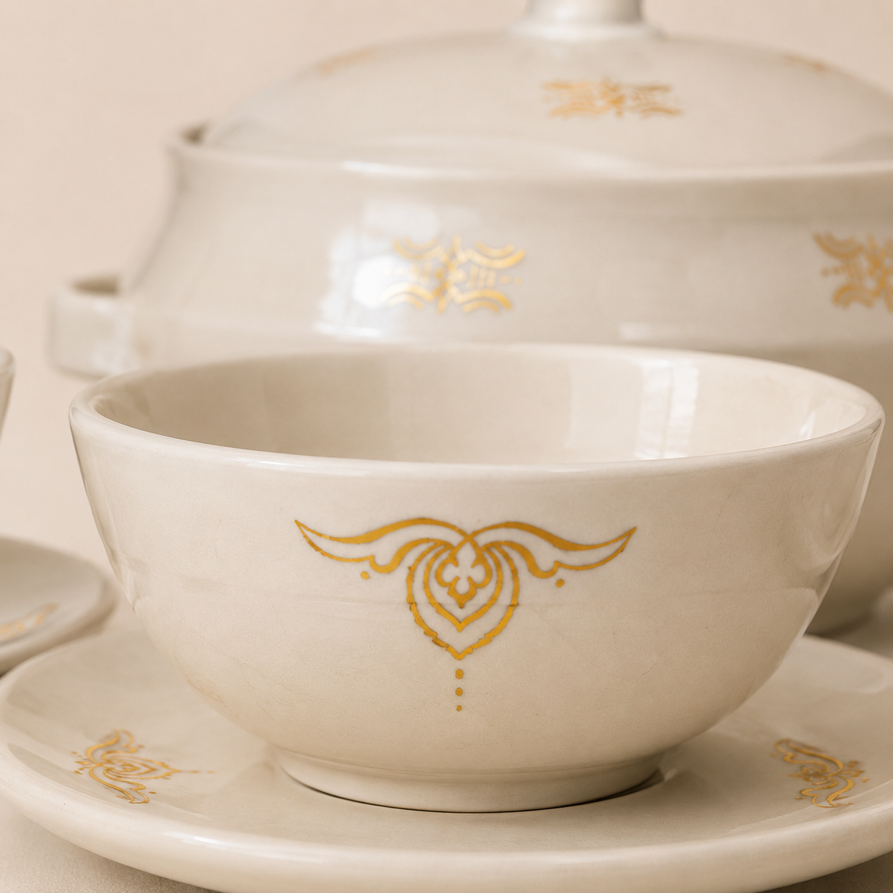 Service à Soupe Blanc et Doré Artisanal de Safi – 13 Pièces
