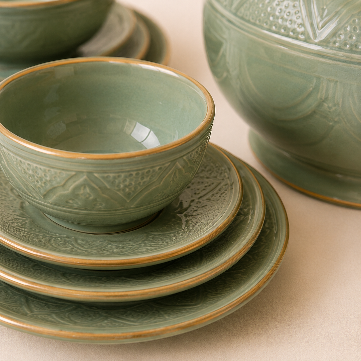 Service à Soupe Artisanal Vert Sauge et Doré de Safi – 28 Pièces