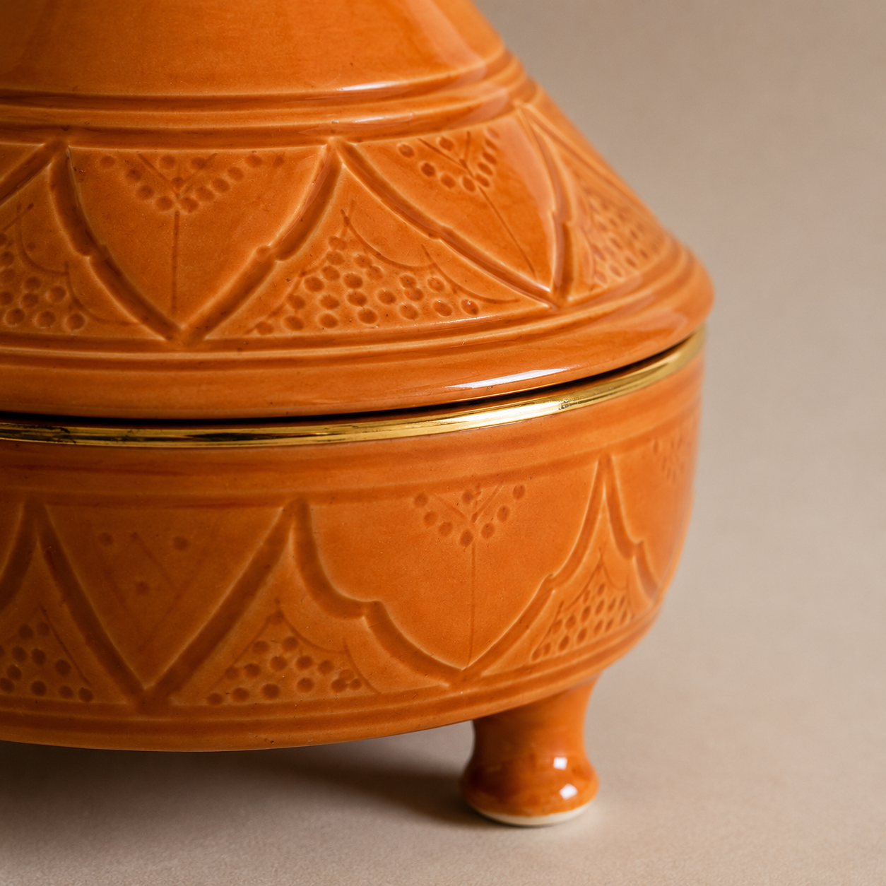 Bonbonnière Marocaine en Argile Blanche Artisanale et Finition Dorée