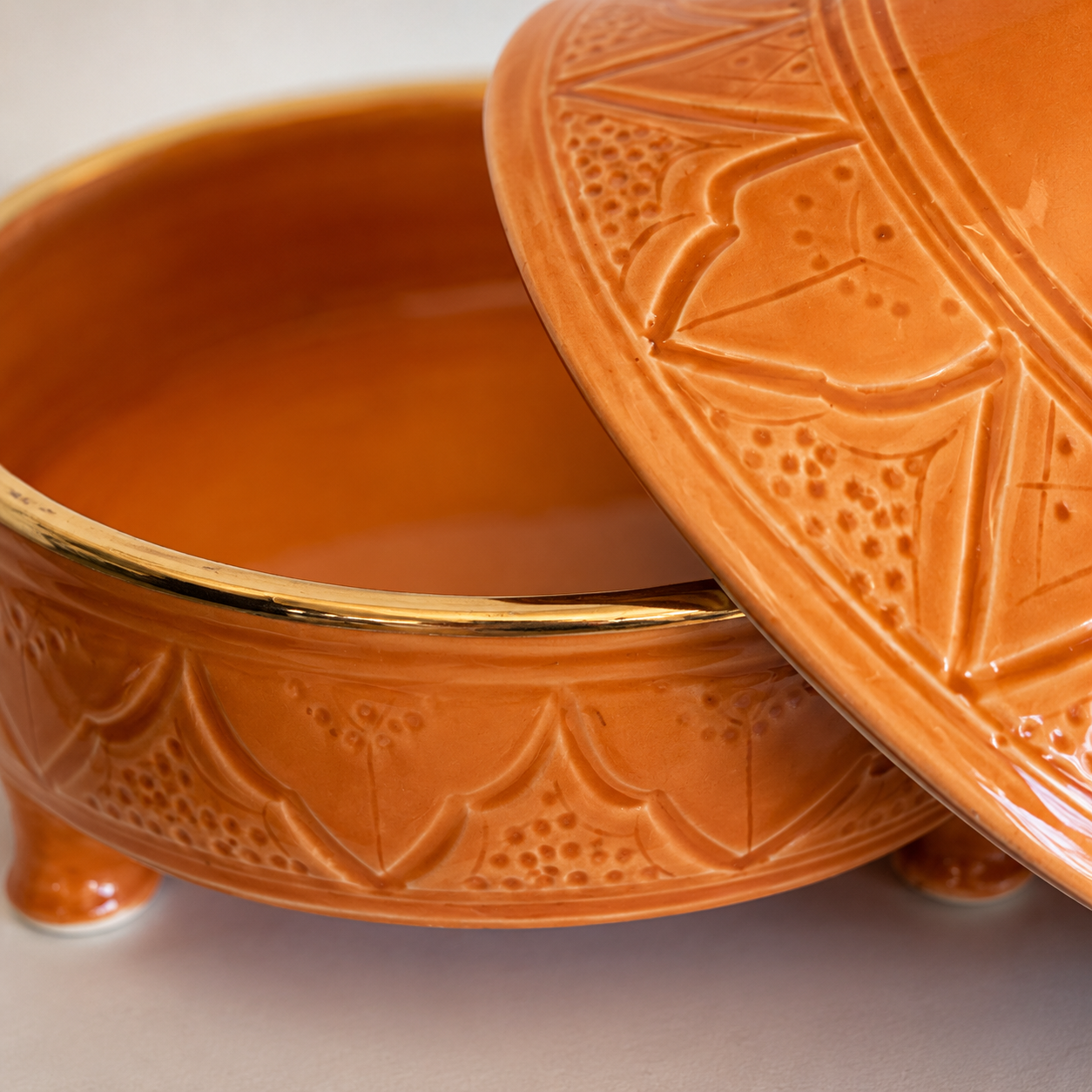 Bonbonnière Marocaine en Argile Blanche Artisanale et Finition Dorée
