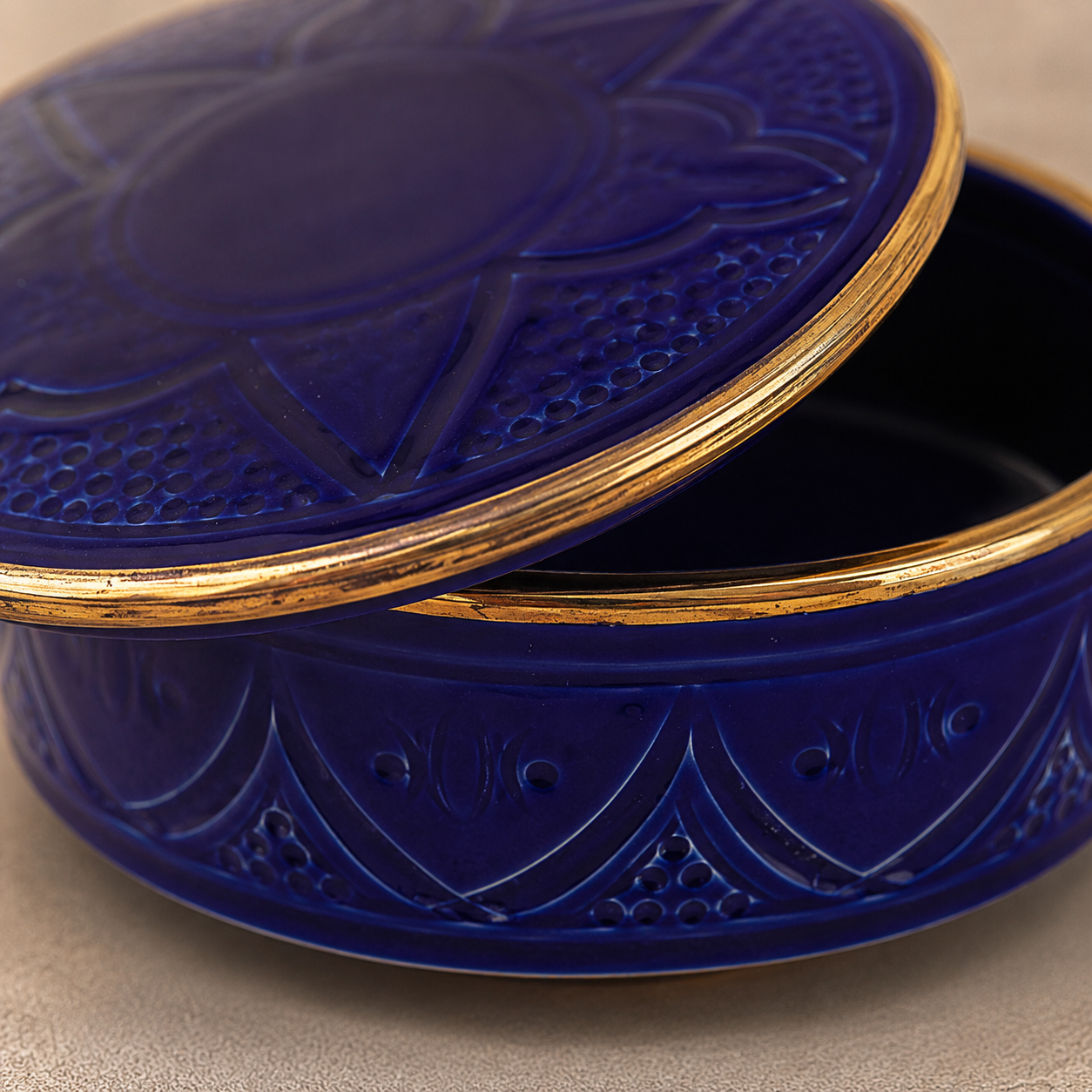 Bonbonnière Artisanale Marocaine Relief Doré