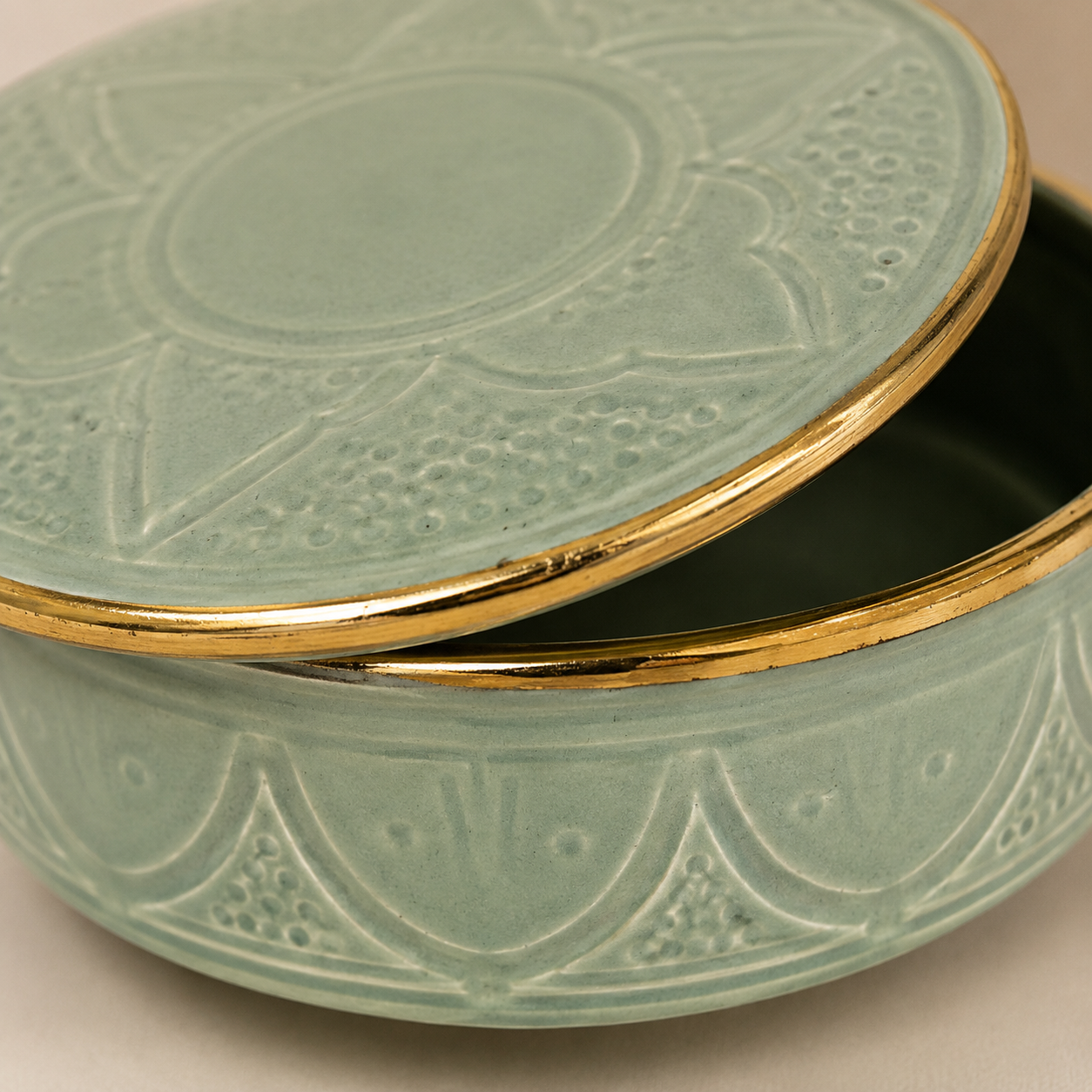 Bonbonnière Artisanale Marocaine Relief Doré