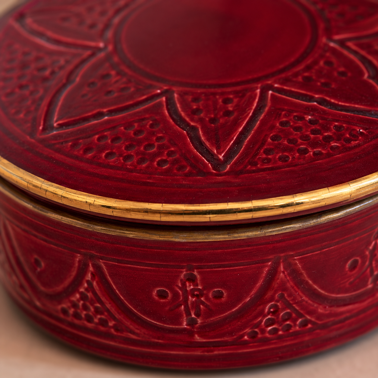 Bonbonnière Artisanale Marocaine Relief Doré