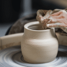 Comment est Fabriquée une Pièce de Poterie Artisanale ?