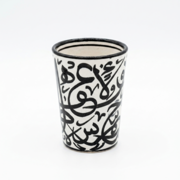 Verre Beldi en Céramique — Calligraphie Arabe Peinte à la Main, Noir & Blanc